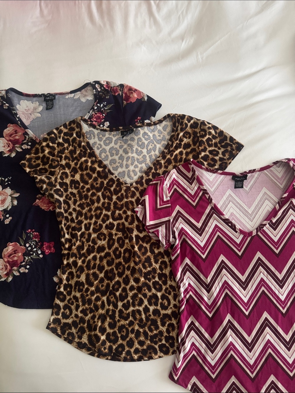 Rue21 Chevron V-Neck Short Sleeve Top - Magenta & White
